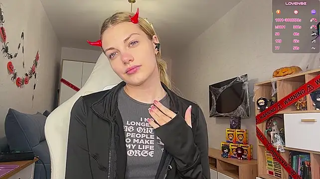 LinaFlamie - suck finger