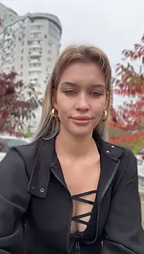 KikiWatson - Flash boobs in public 🤩