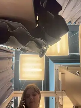 Lunabelle_ - suck my finger walkin near guard