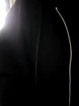 LindienneTatouee - enlever le haut