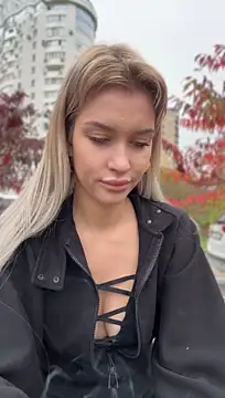 KikiWatson - Flash boobs in public 🤩