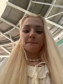 Badblondie - massage boobs around people in mall