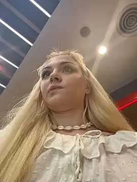 Badblondie - massage boobs around people in mall