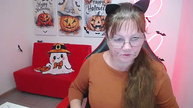VanessaHotts - I’ll put on sexy stockings for you.