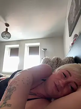 Bigboobiegirl90 - Hose aus