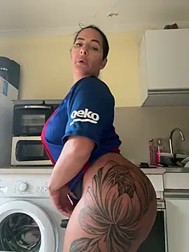 Safia_dz - Je me gode nue sur mon lit