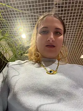 AdelRich - Rub my clit in mall