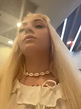 Badblondie - massage boobs around people in mall