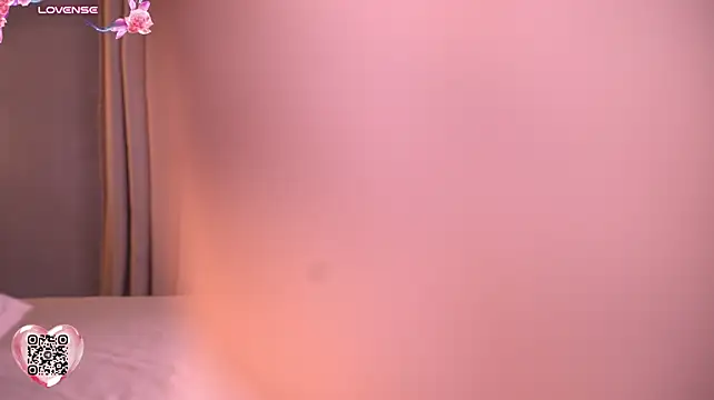 Emmiellee - HAnd in panties make me so loudly