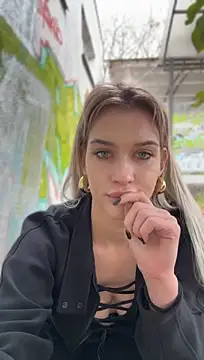 KikiWatson - Finger in my ass in public 💦🔞