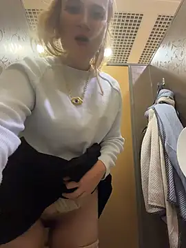 AdelRich - Rub my clit in mall