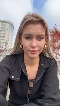 KikiWatson - Topples 2 min in public 😍🔞