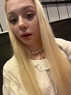 Badblondie - massage boobs around people in mall