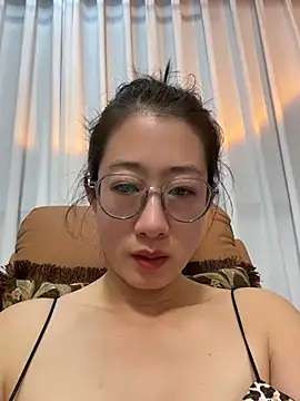 Weiwei103 - 用手指弹奶头6下