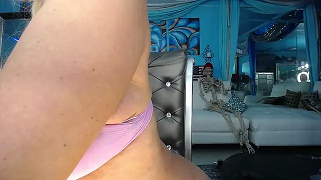 ADRIANNA_FOX - show tits