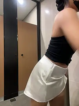 HoneyNana2000 - Let take off my skirt show big ass😛