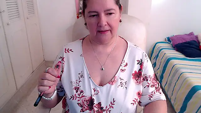Leonela_69 - mommy is horny come play with me