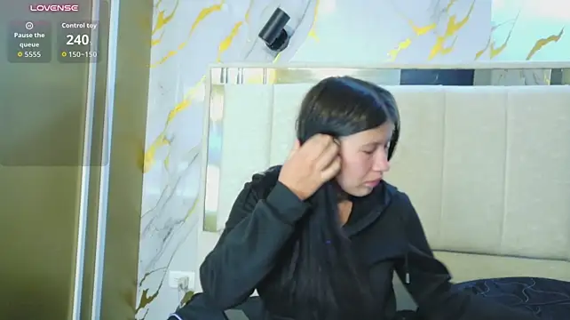 Olivia11_ - show tits and rub nipples