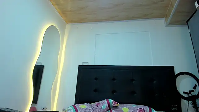 BustyGlow - I Suck my nipples for you!