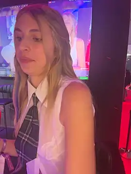 Emma05 - Flash boobs