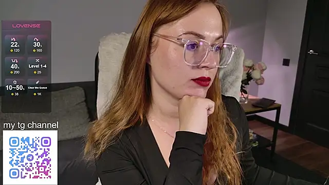 Lila_Pitt - pantyhose feet show