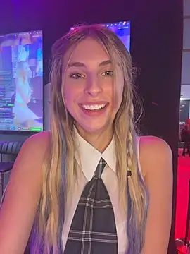 Emma05 - Flash boobs