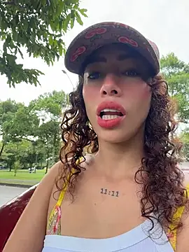 Roxyrougee - Sexy topples out my car