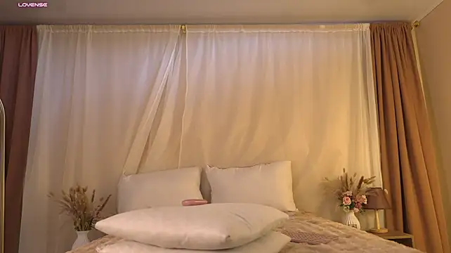 Mula_talove - caressing a naked pussy