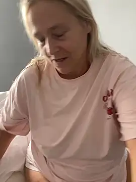 Blondnboujee53 - Rub nipples