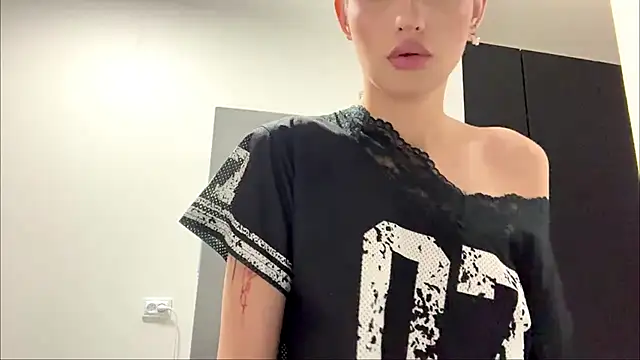 AngellaOlano - show the bottom of the tits