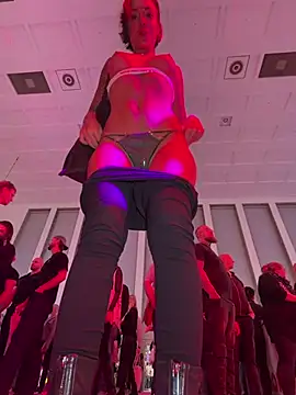 ItalianPassion - Ride dildo in front of crowd🤭