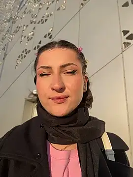 KatyVibes - give Amelie a slap on the butt
