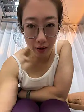 Weiwei103 - 用手指弹奶头6下