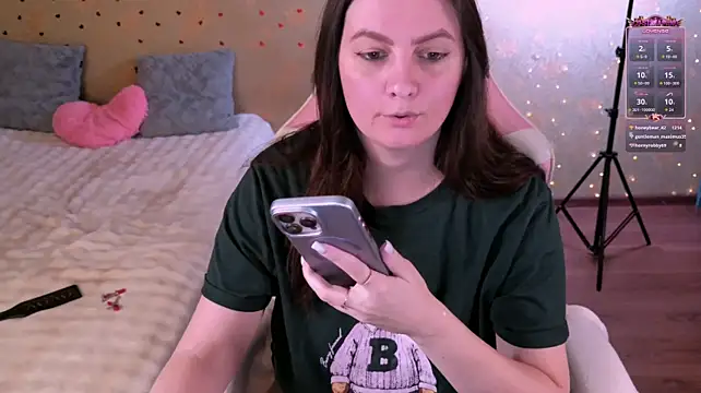 TORI1_ - play doggy( lots of lube and a dildo)