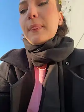 KatyVibes - give Amelie a slap on the butt