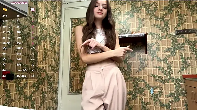 LonaPorche - Play with my top - show ribs