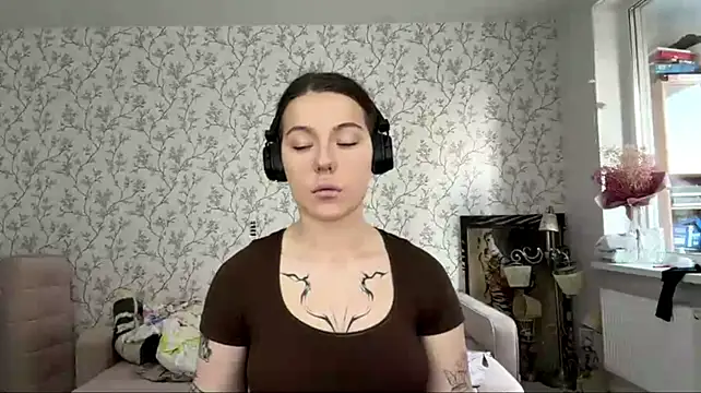 ElizbethPizza - air kisses for all