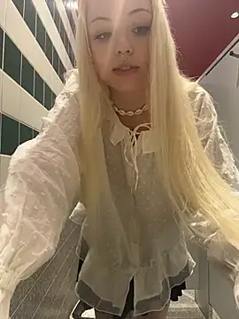 Badblondie - Show view under skirt