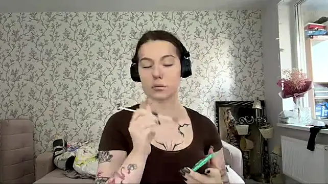 ElizbethPizza - air kisses for all