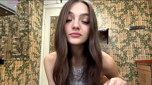 LonaPorche - Play with my top - show ribs