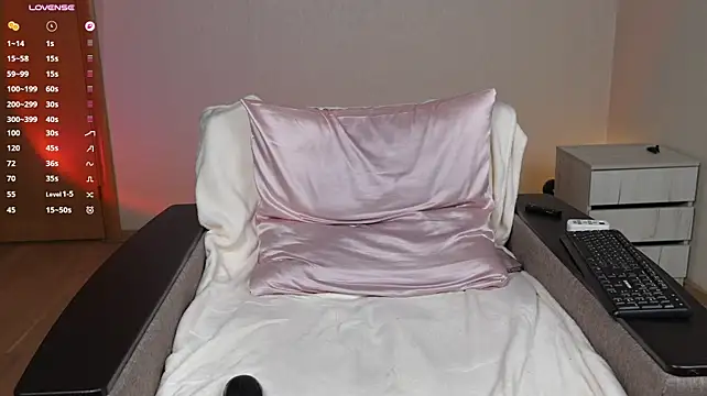 HottieEmma - naked, rub and finger pussy till i cum