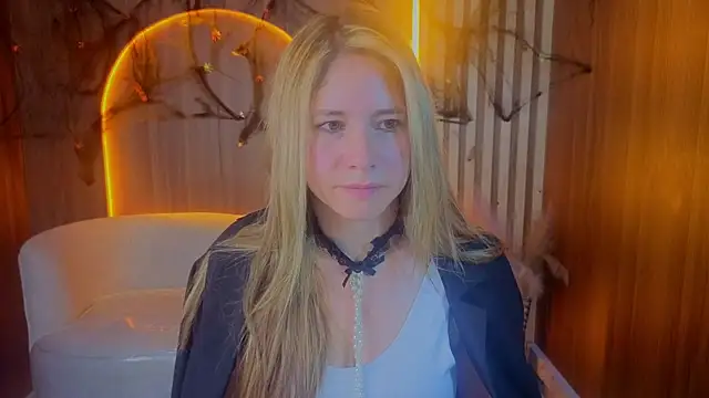 Aratna_Blonde_Tx - show ass + oil +2 spanks