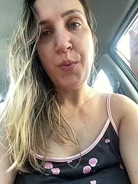 Bia_sexynovaes - Bia tira os peitos pra fora dentro do 🚗