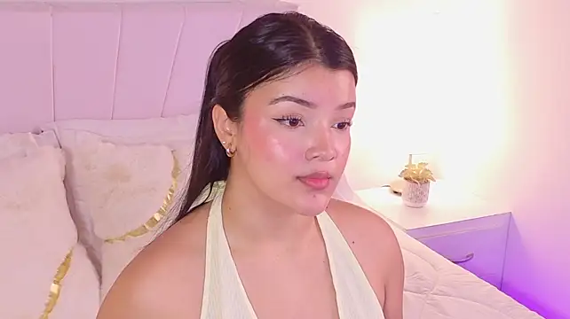 EmmaBlossom - cameltoe close up