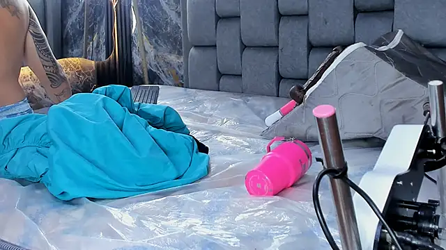 Couple_Gold69 - Open your umbrella—it's going to rain.