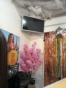 IsabellaMariet - sucking dildo with cream video