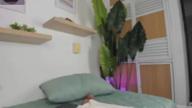 Tiny_isawii - naked and sensual dance