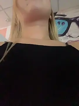 GoldieVeeXXX - FUCK MY PUSSY WITH DILDO IN PUBLIC 😈😈