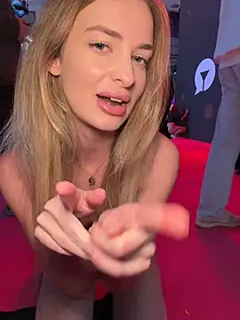 EvieEvans - LAST TIP GETS 2 PORNS WITH 50 STRANGERS