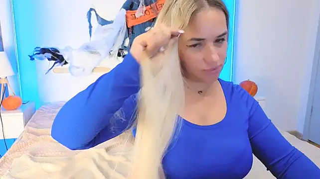 JuicyMillena - twerking without panties
